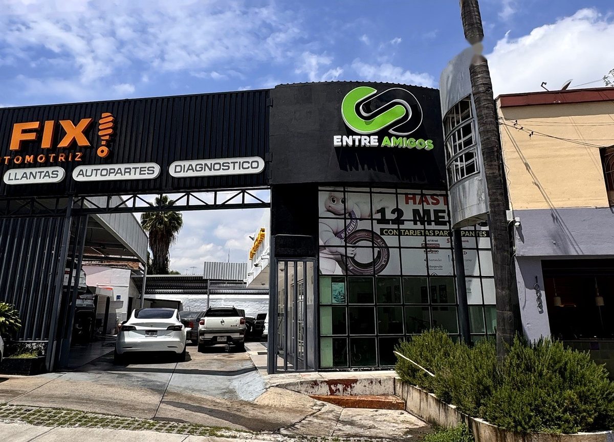Fachada de Entre Amigos en Av. Aztecas 1021