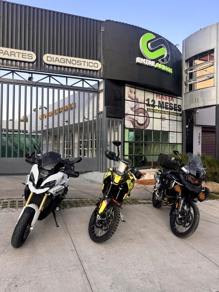 Motos frente al local de Entre Amigos